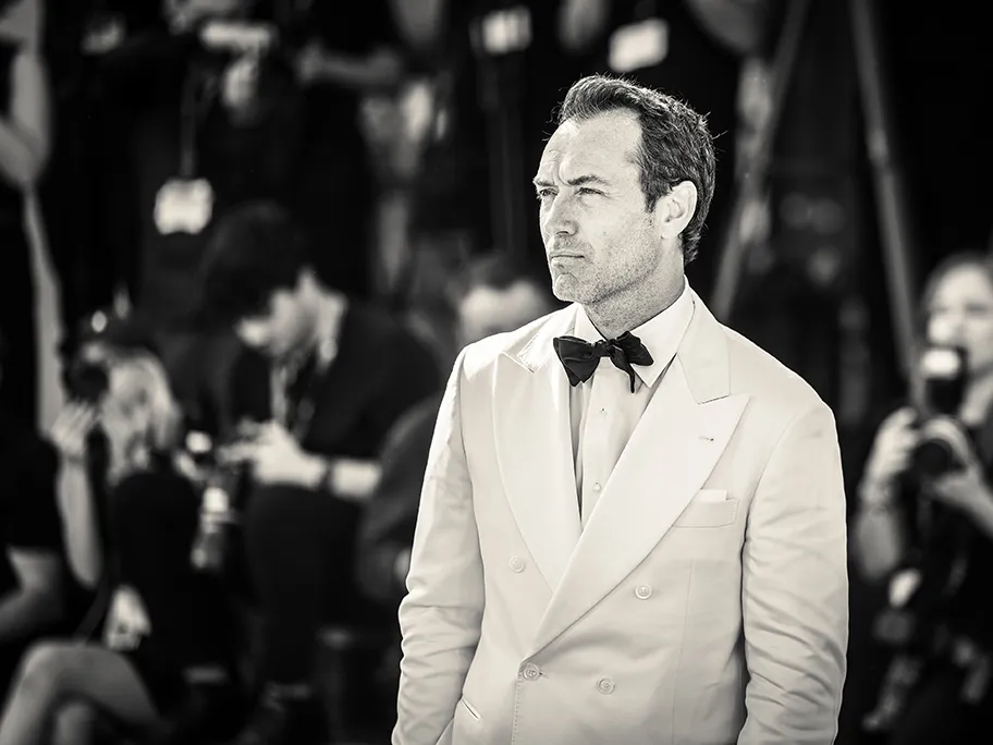 Der Schauspieler Jude Law (hier bei den Internationalen Filmfestspielen von Venedig 2025) spielt in dem Film die Rolle des Androiden "Gigolo Joe".